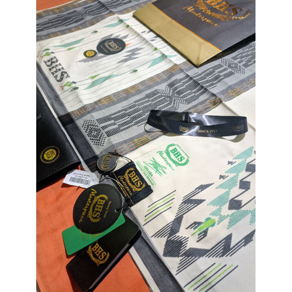 Sarung BHS Masterpiece SGE Gold warna Putih