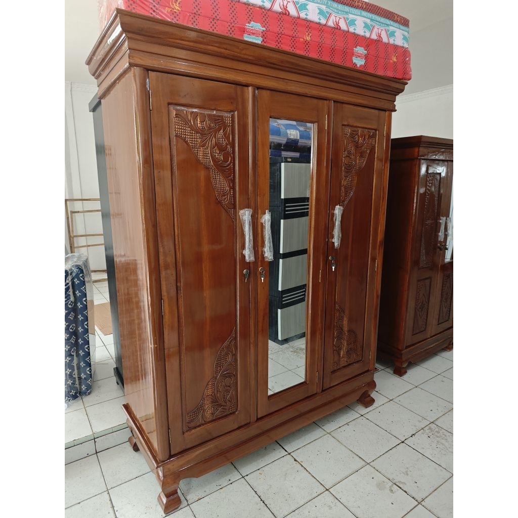 Lemari Pakaian Baju Kayu Jati 3 Pintu Double Hambalan / rak banyak