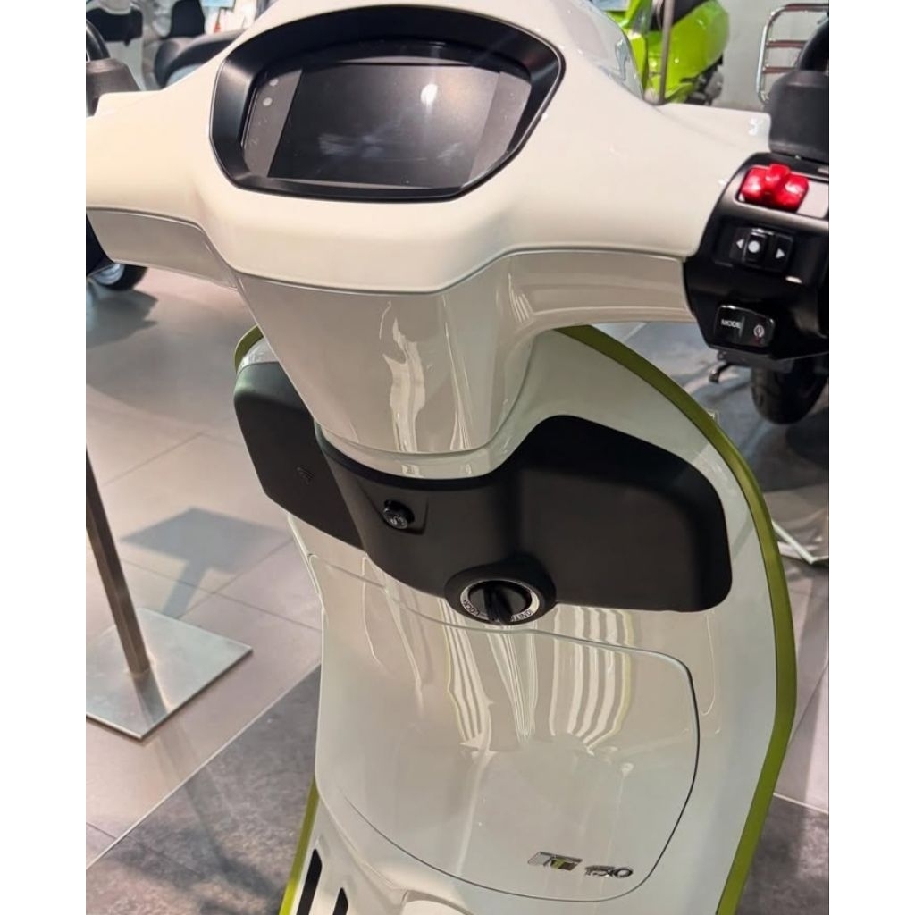 cat motor warna putih agar ke ijoan  ( cat pu ) cat motor • cat otomotif • cat custom • cat mobil