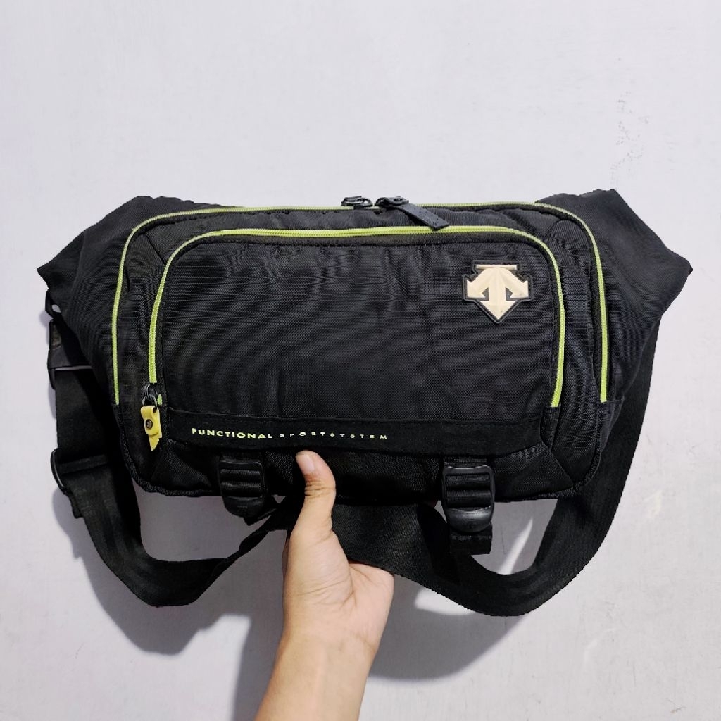Descente Waist bag / Wb Jumbo Descente Hitam