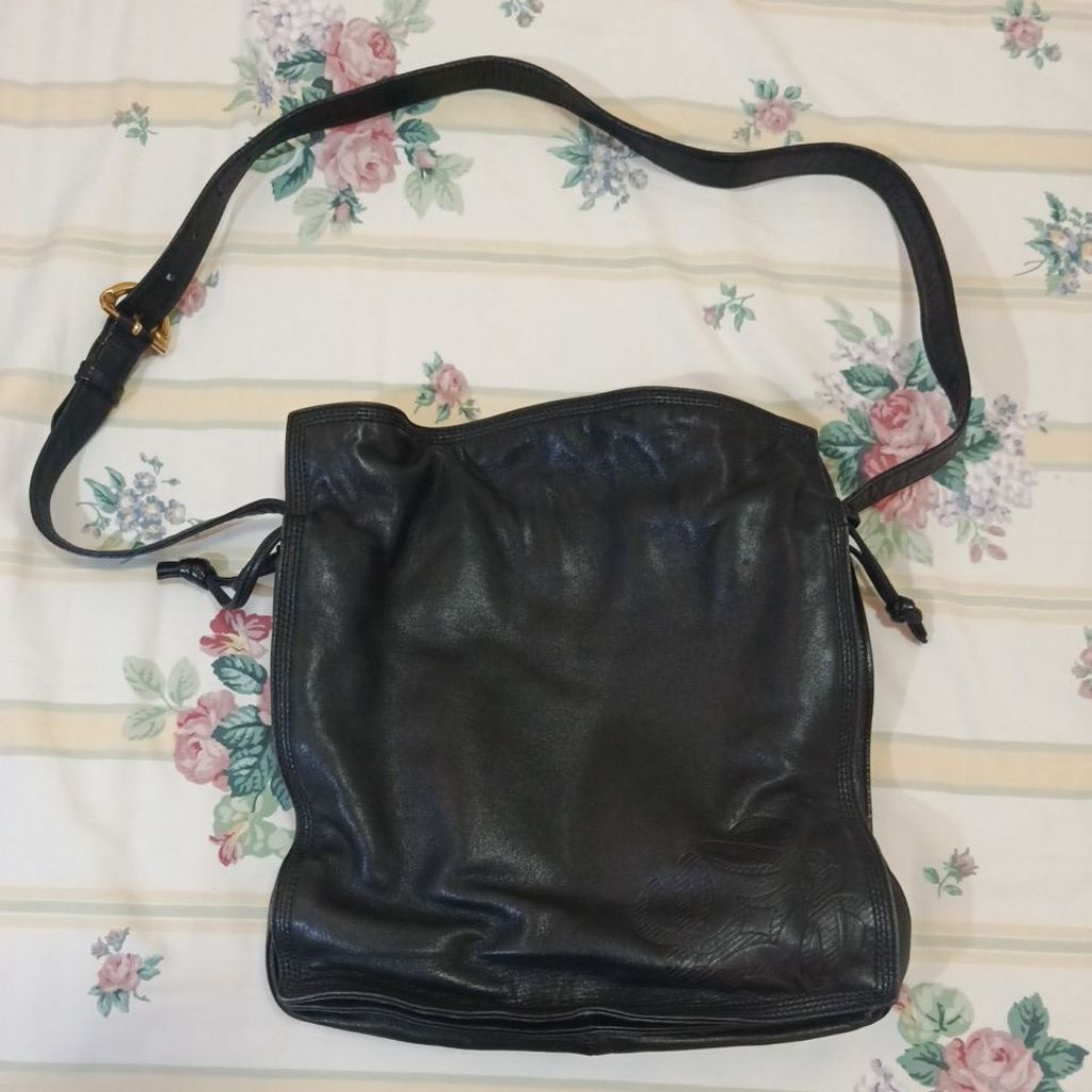 Tas authentic LOEWE vintage Flamenco drawstring warna hitam, kulit nappa. original LOEWE