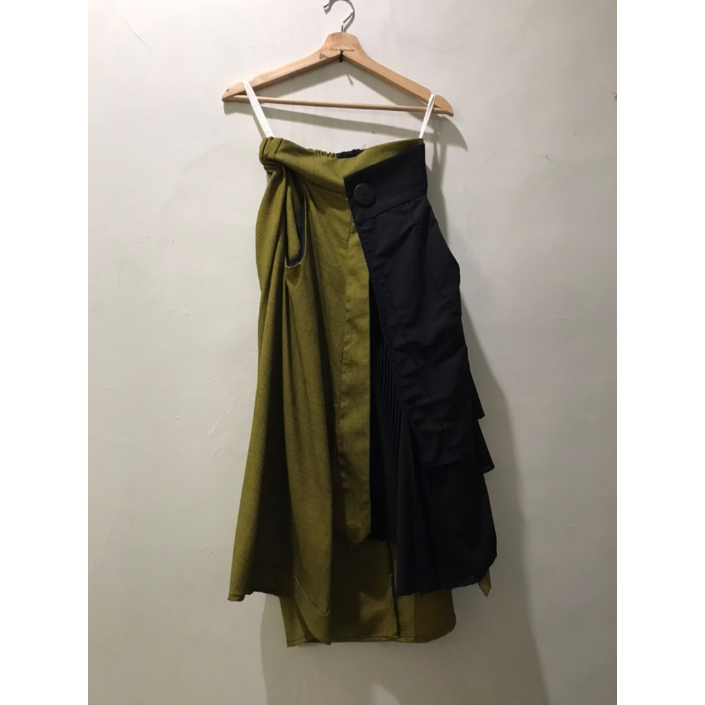 OLINE WORKROBE - FRONT PLEATED MIDI SKIRT IN YELLOW