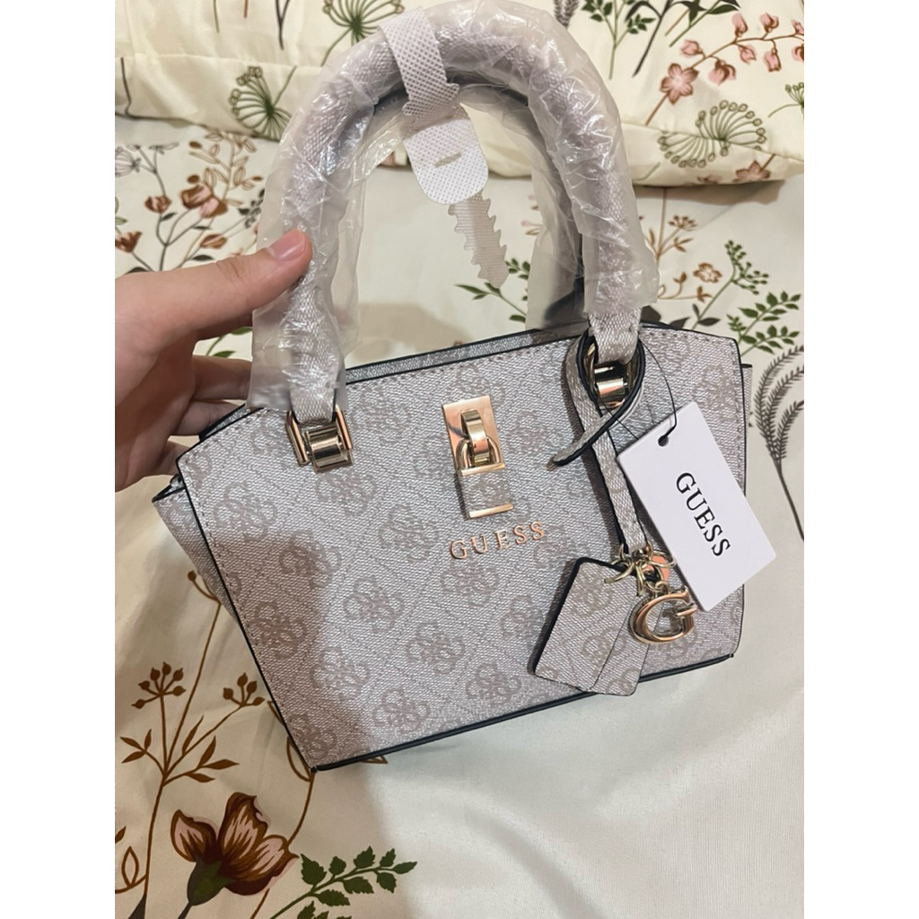 TAS GUESS QUEENSLAND SATCHEL BEIGE LOGO