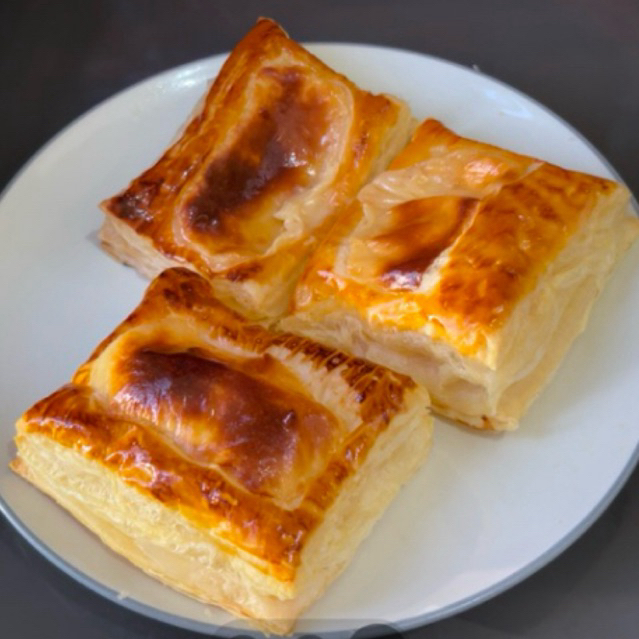 yuwi bakes CHEESE PUFF PASTRY, pastry dengan olesan keju enak