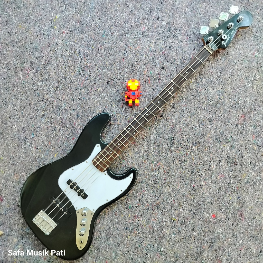 Fender Gitar Bass Custom, Bodi Original Squier, Pickup GnB Korea, Normal, Neck Lurus (Packing Kayu)