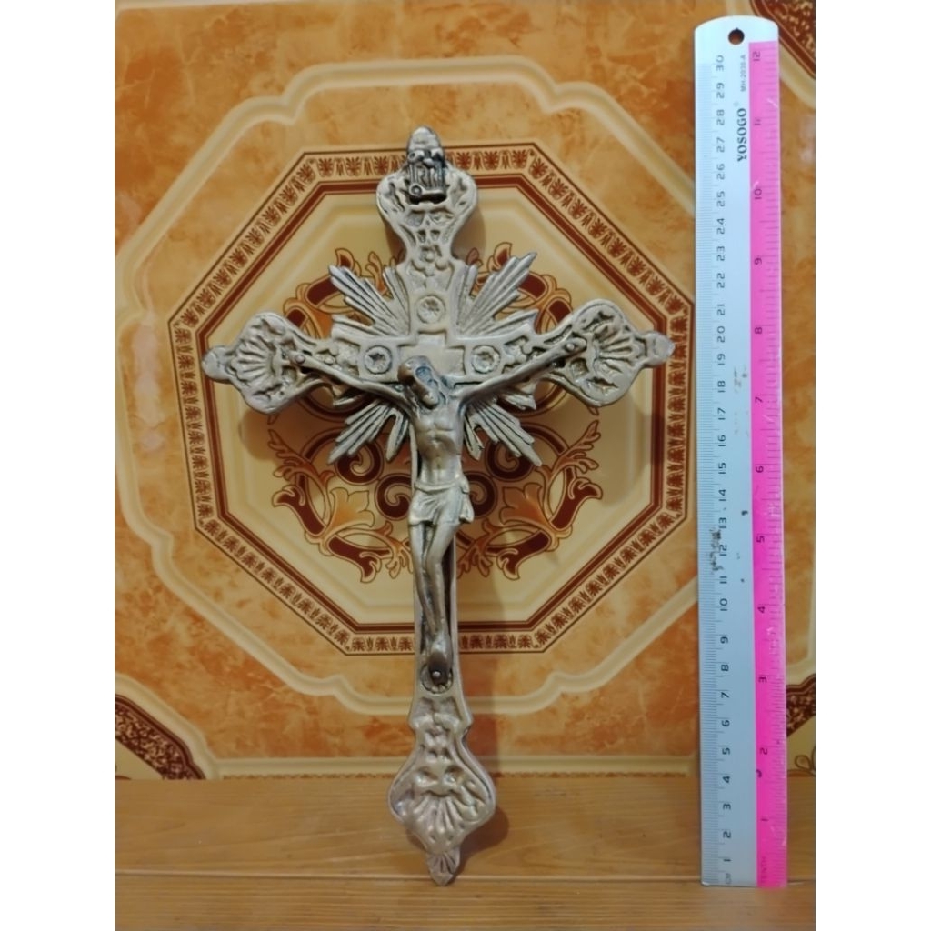 salib tembaga antik dan kuno