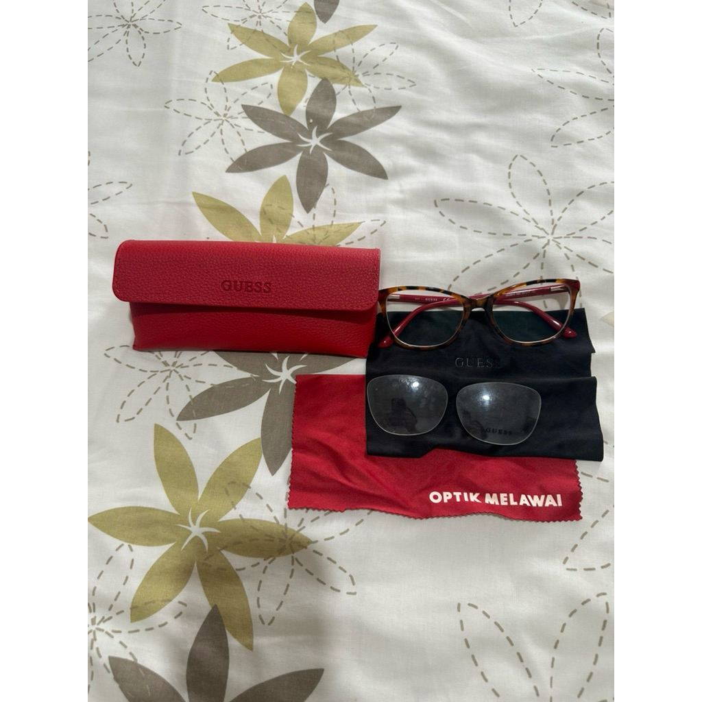 GUESS original  kacamata wanita merah leopard cat eye