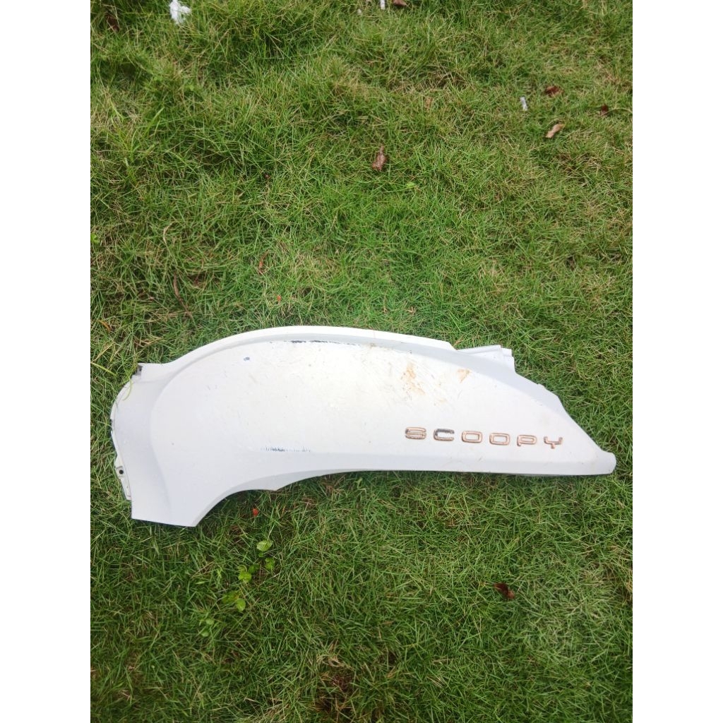 Cover Bodi L Kiri Scoopy New 2021-2023 Putih Dof Original Copotan