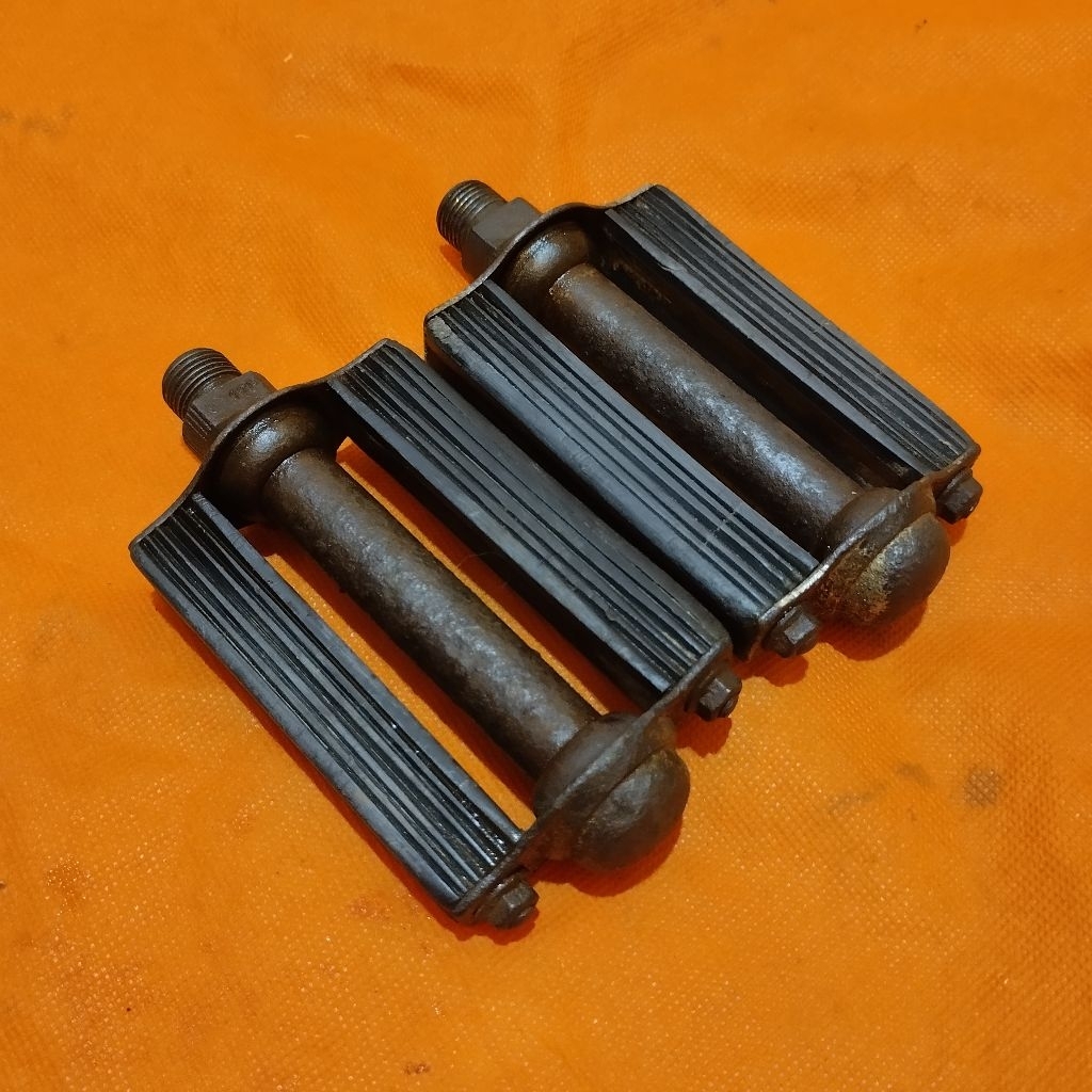 Pedal sepeda onthel klasik ukuran kecil untuk dames / gudel, sepeda ukuran roda 26 / 24