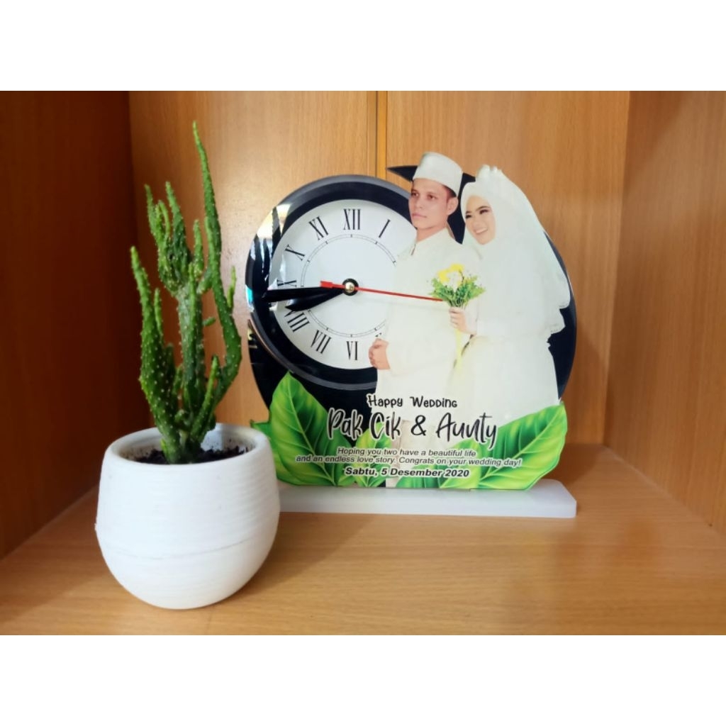 Jam Akrilik untuk Kado Pernikahan