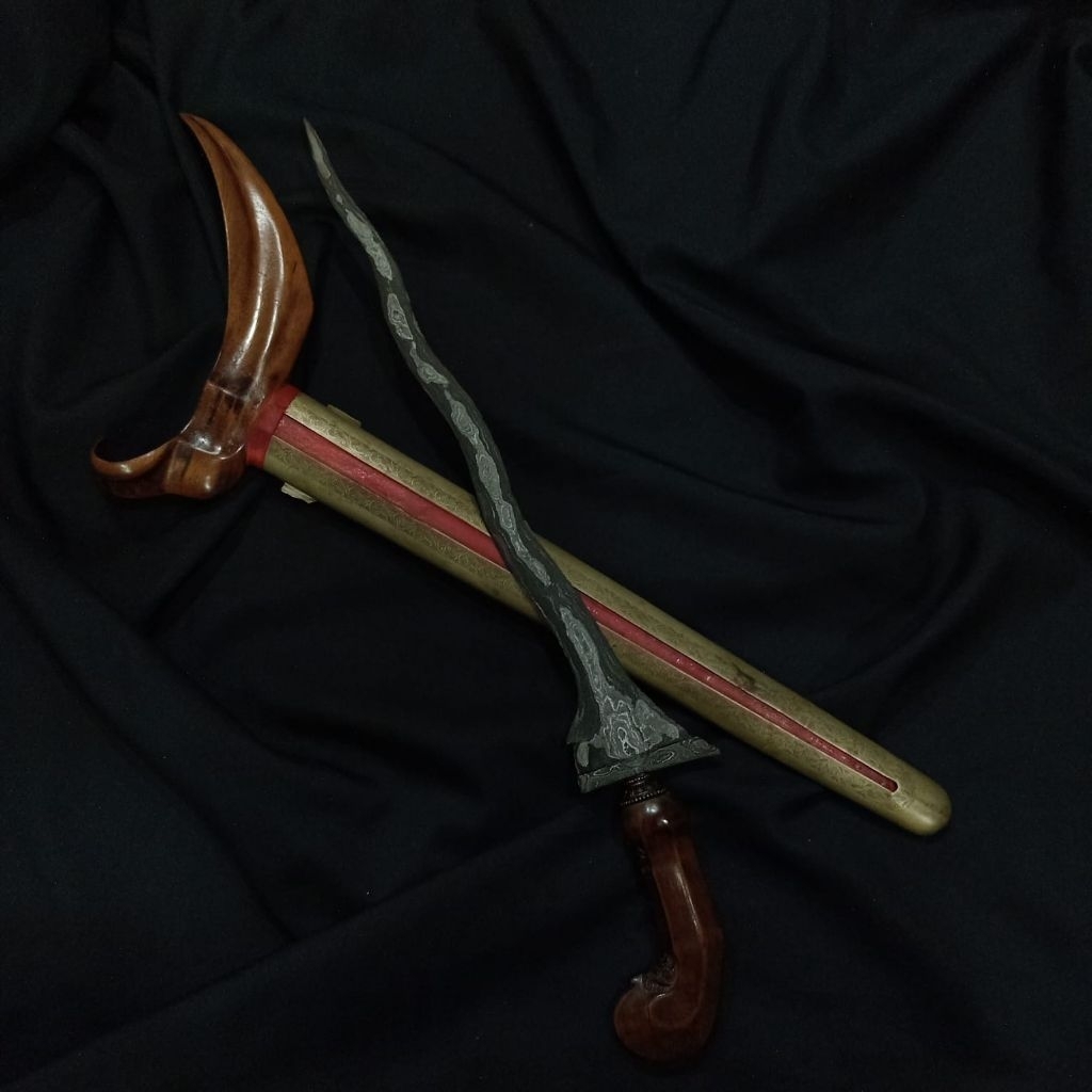 Keris Sepuh Carubuk Pamor Tirto Tumetes Warangka Ladrang Surakarta pendok blewah