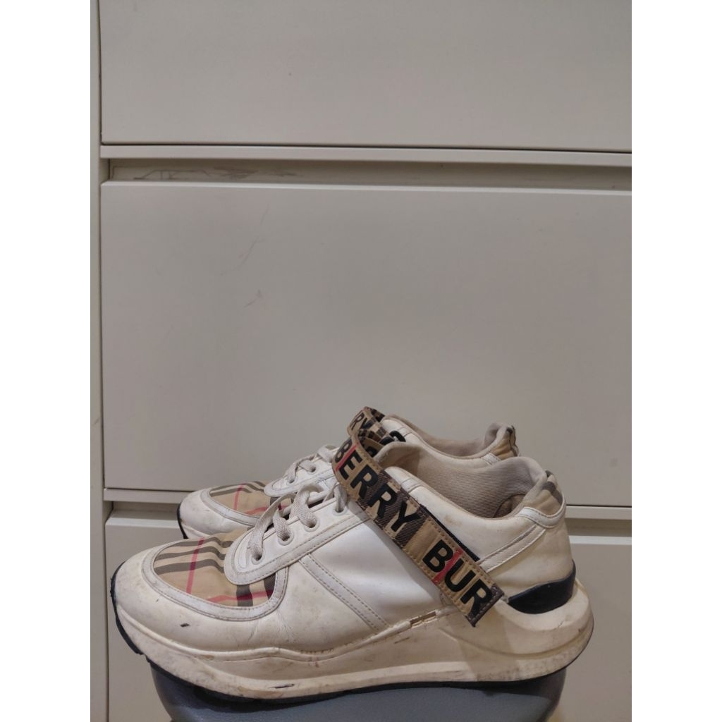 Sepatu Second Branded Burberry