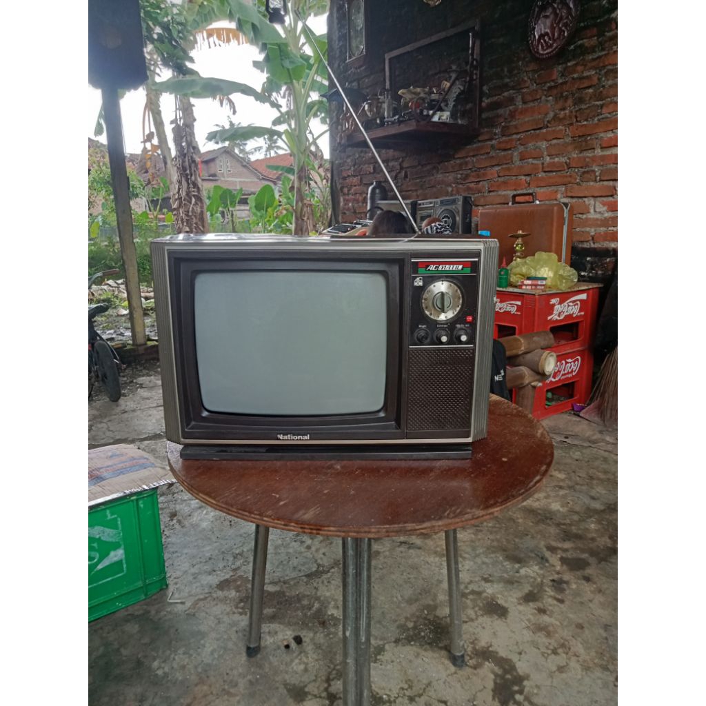 Tv jadul 14inc hitam putih national (kondisi off)
