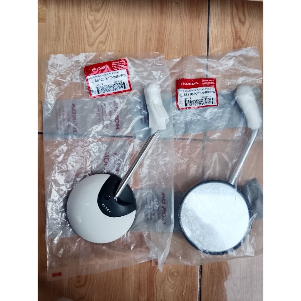 Spion Kanan Kiri Putih Scoopy Karburator - 88110KYT940PFW 88120KYT940PFW