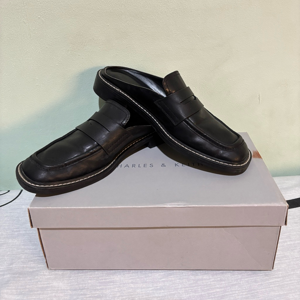 [PRELOVED] Charles & Keith Mules Sepatu Pantofel Flat Shoes Wanita Hitam Kulit