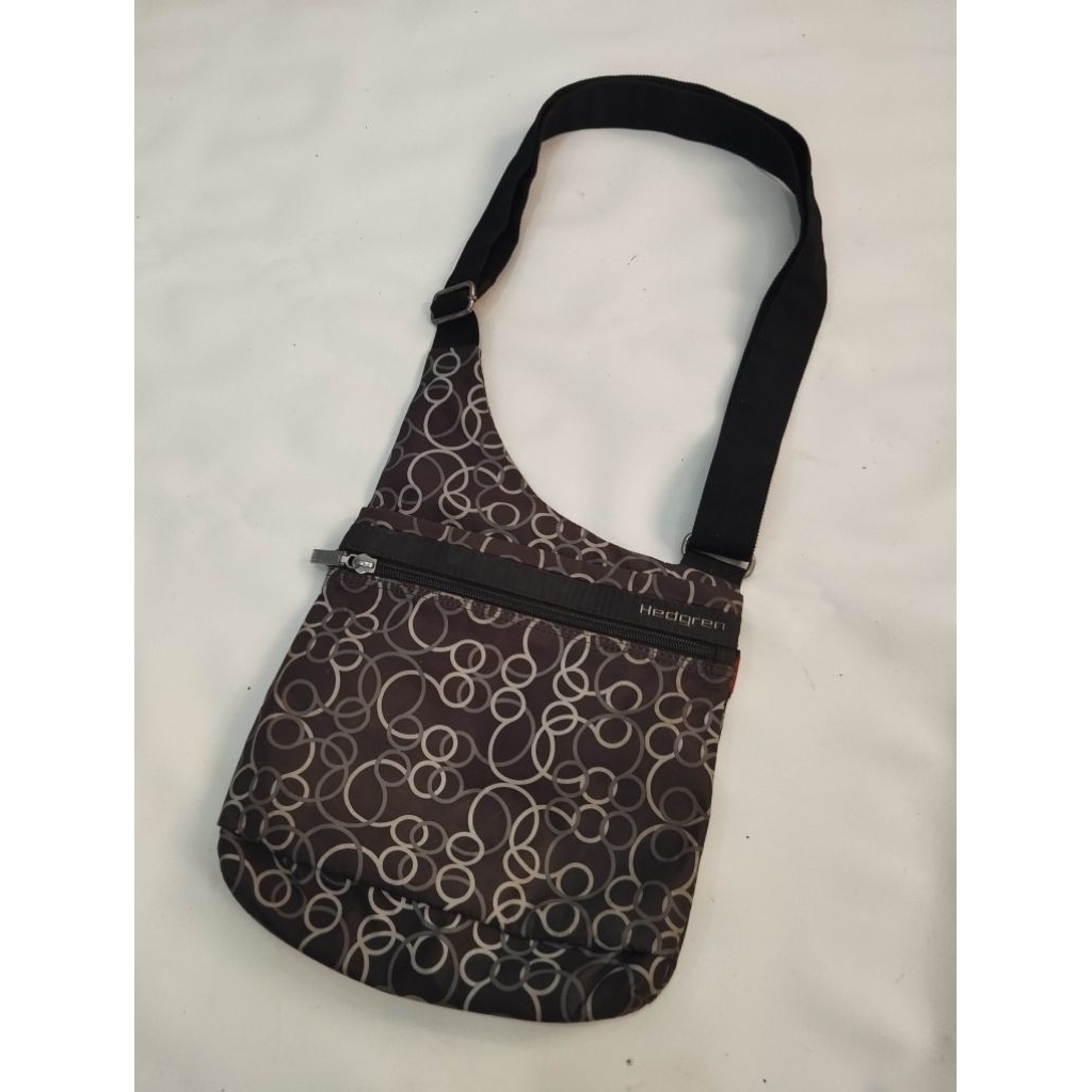 tas selempang by hedgren motif keren