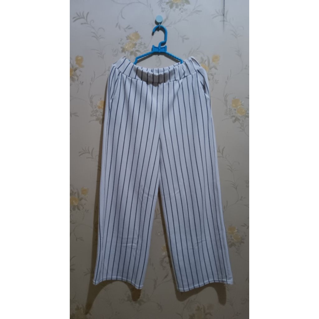 Celana kulot bergaris hitam putih