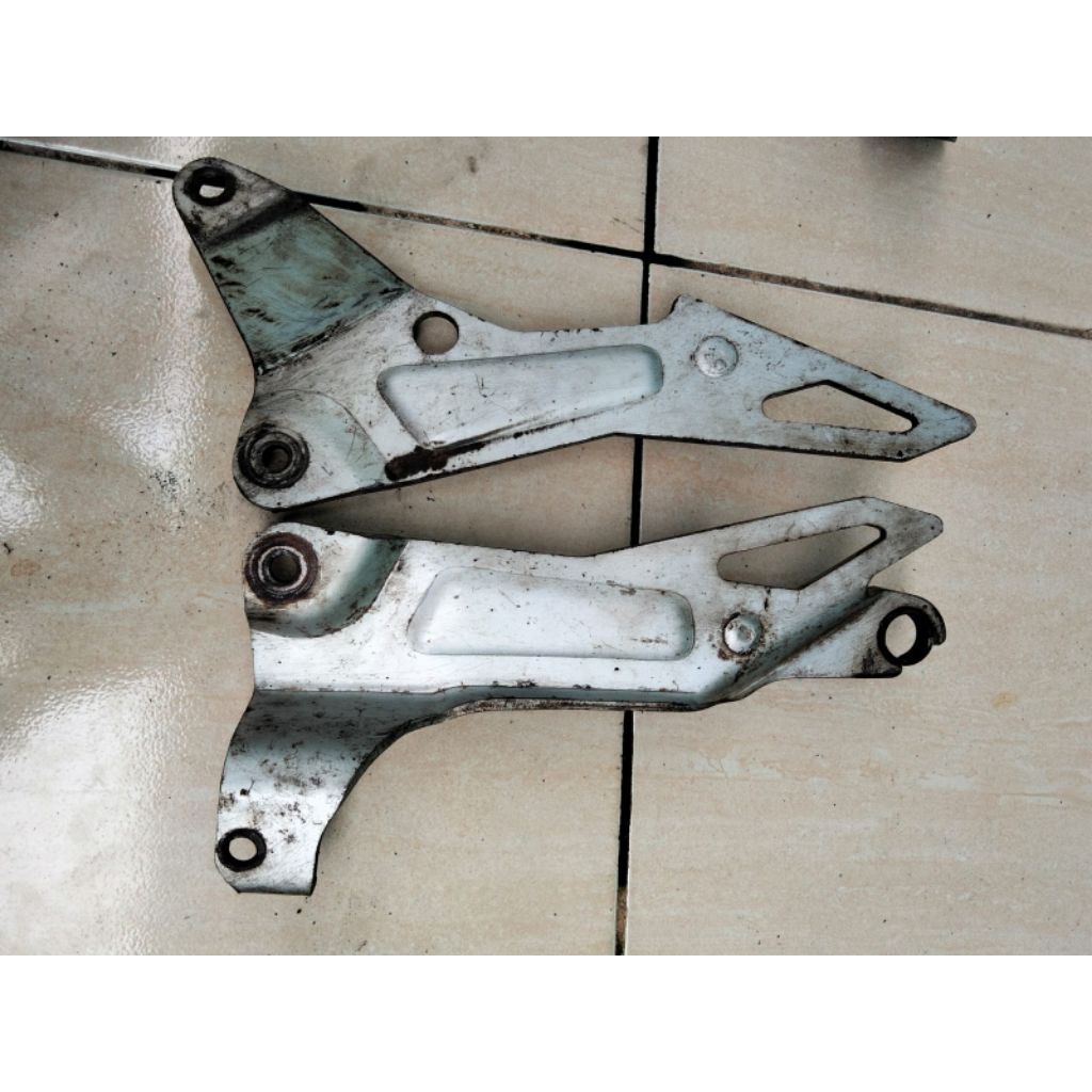 dudukan footstep belakang shogun 110 r new original