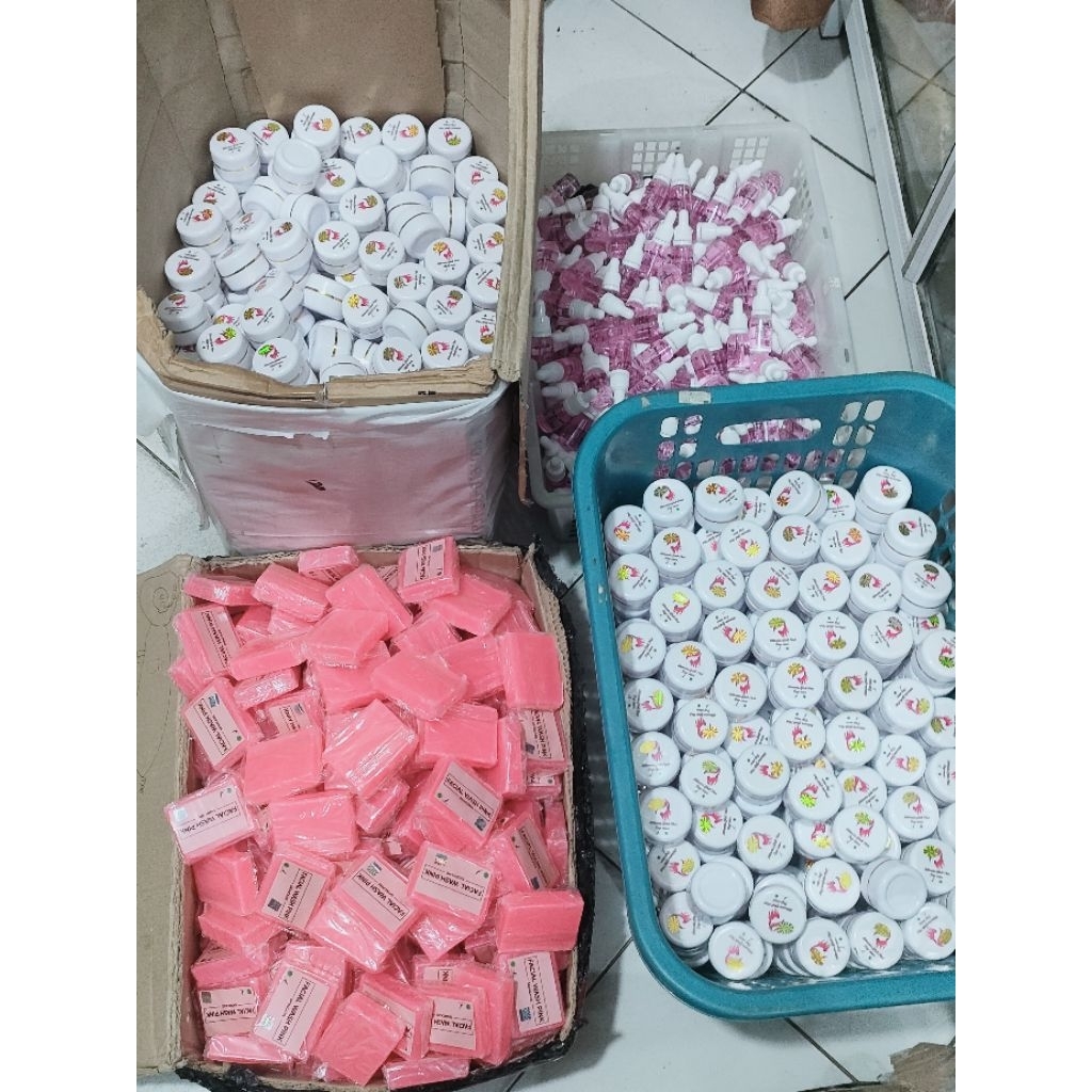 Crem glowing flek hitam & jerawat