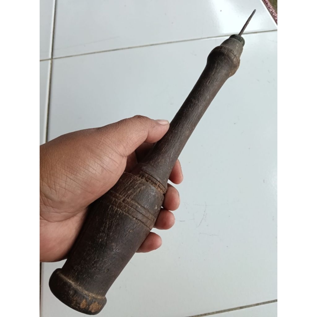 bor kayu manual jadul lawas antik era pra kemerdekaan