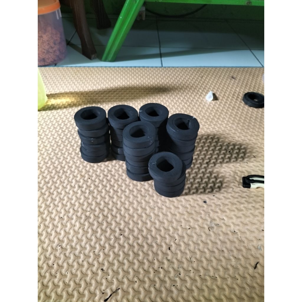 Ban miniatur truk plastik terbuat dari busa ati, "tebal 1cm*.  (PNP) Velg BALADEWE miniatur. juga PN