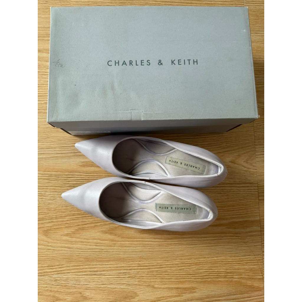 SEPATU CHARLES AND KEITH