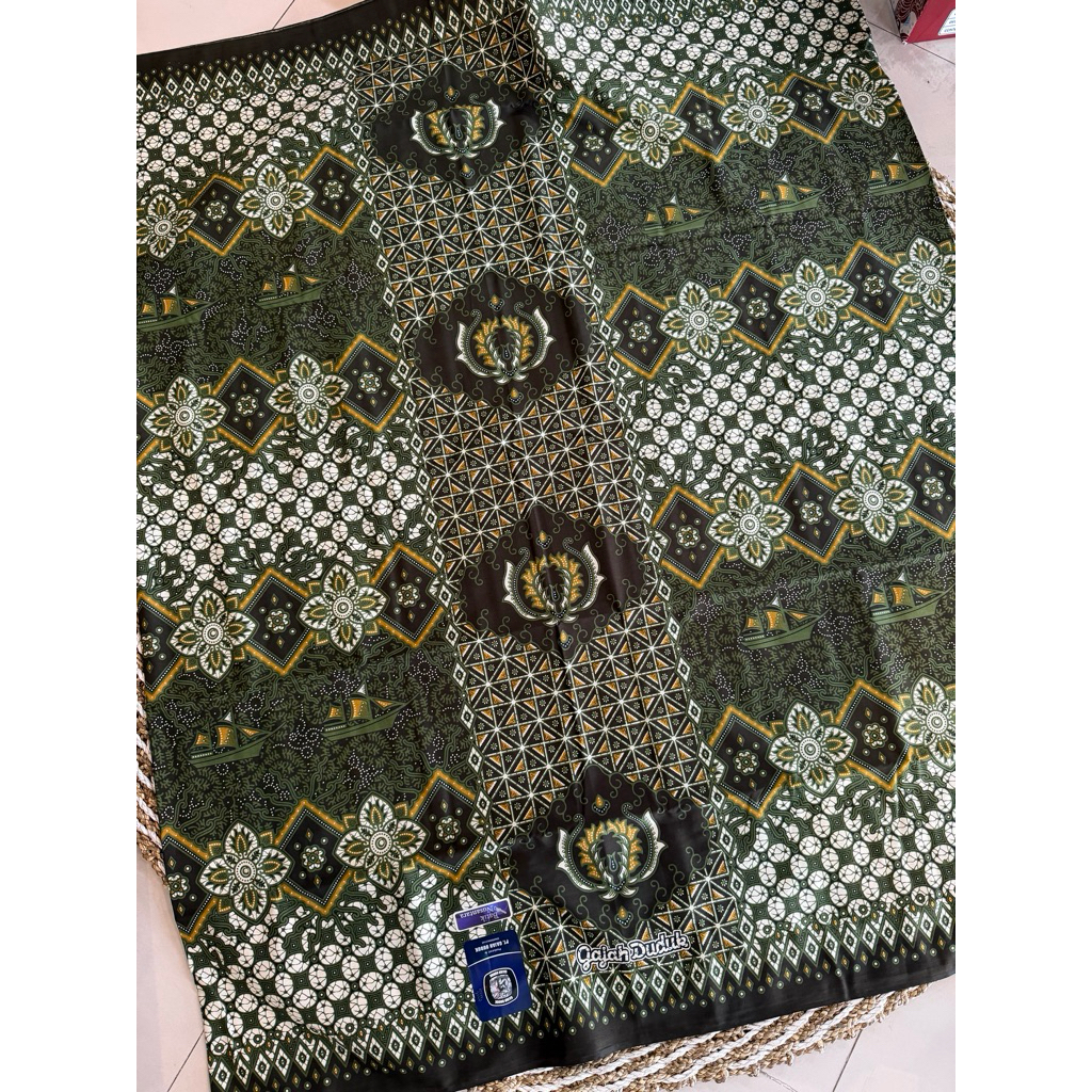 sarung gajah duduk batik