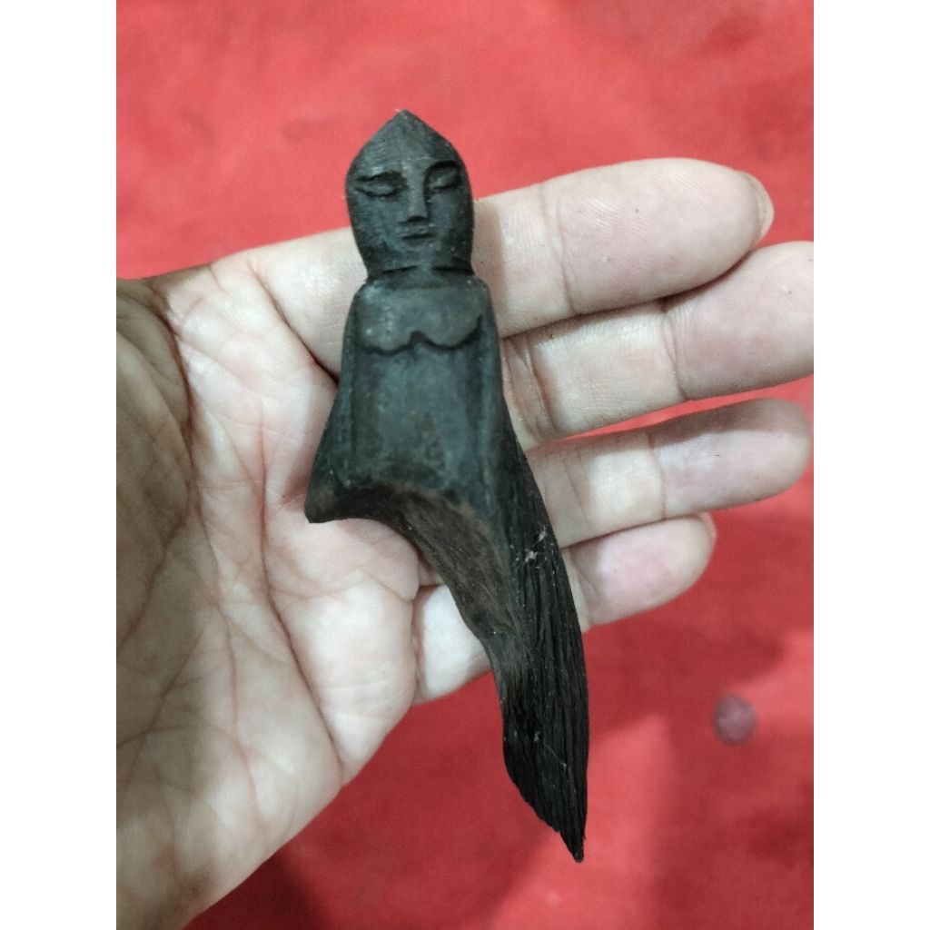 Patung kuno dayak akar kayu ulin.Patung primitif  dayak