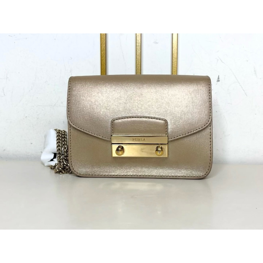PRELOVED ORIGINAL100% Furla Julia with db booklet