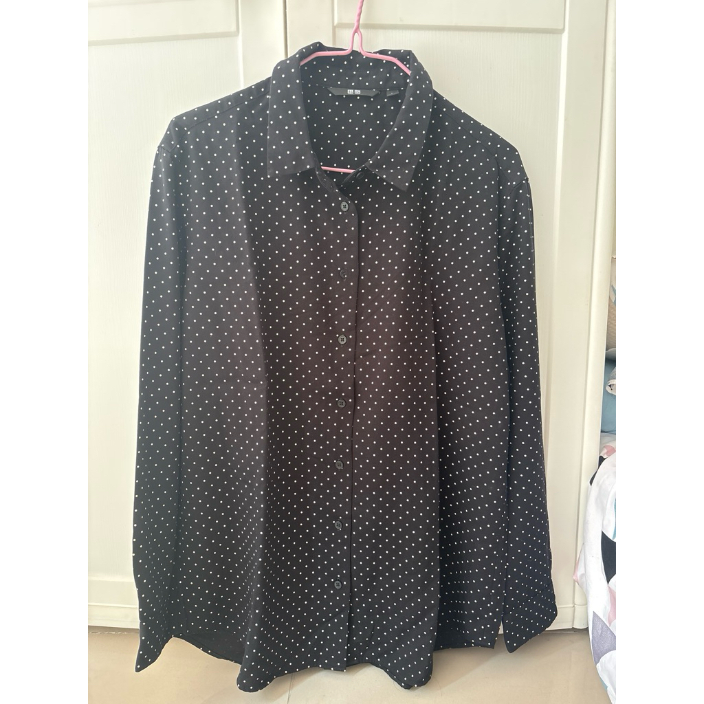 Preloved Kemeja uniqlo hitam pulkadot