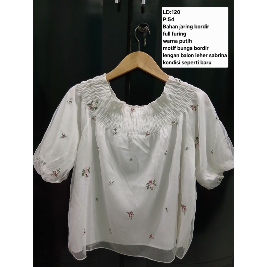 (COD)Atasan blouse crop sabrina lengan balon wanita warna putih motif bunga bordir