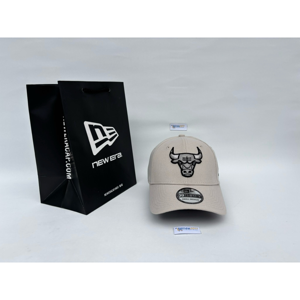 Topi NEW ERA 39Thirty Q123 Stone Grey Chicago Bulls Fitted Original
