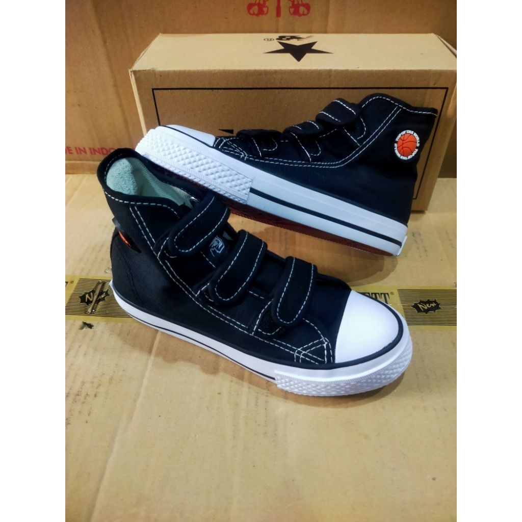 sepatu anak sekolah warrior nb perekat tiga tinggi hitam putih original