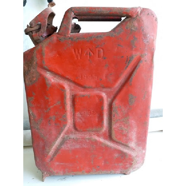 Jerigen baja petroleum / bensin kuno untuk Jeep Willys era 50'an