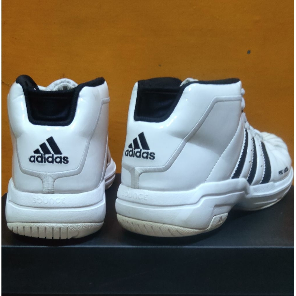 Sepatu Adi promodel putih