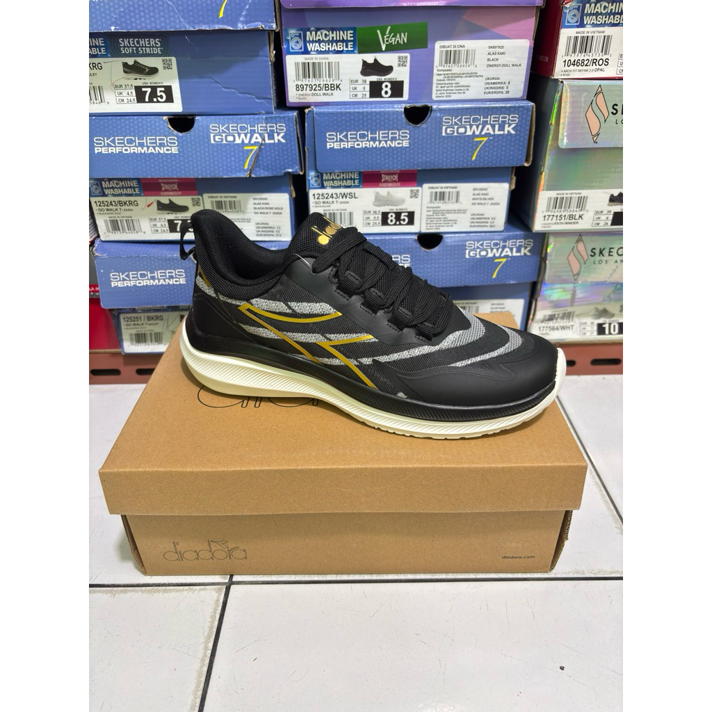 SIZE 39,40,42 SEPATU DIADORA NOKKA BLACK HITAM PUTIH ORIGINAL