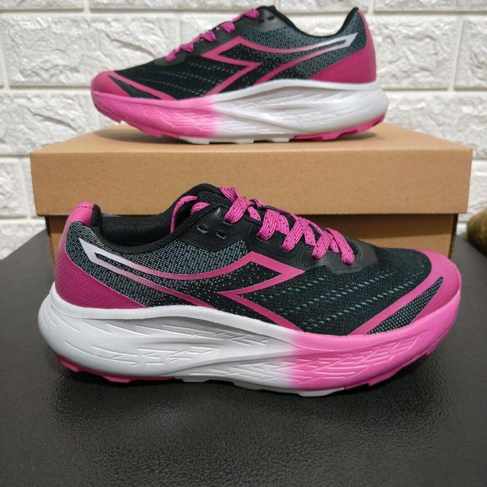 Sepatu lari wanita Diadora Nalyssa Women's Running Shoes - Black/Pink - ORIGINAL