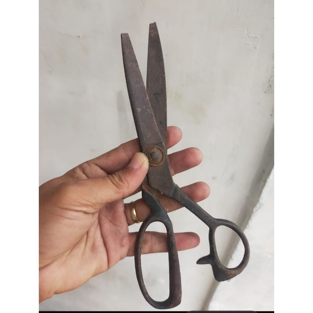 barang lawas antik gunting temuan