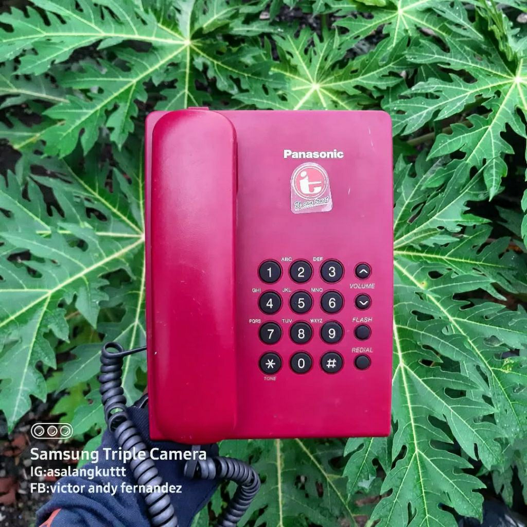 Telepon rumah warna merah jadul display