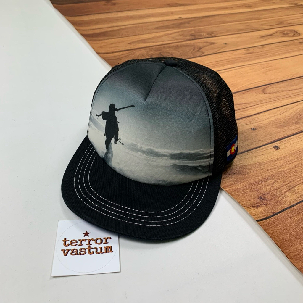 TOPI TRUCKER AOP BJORN BAUER