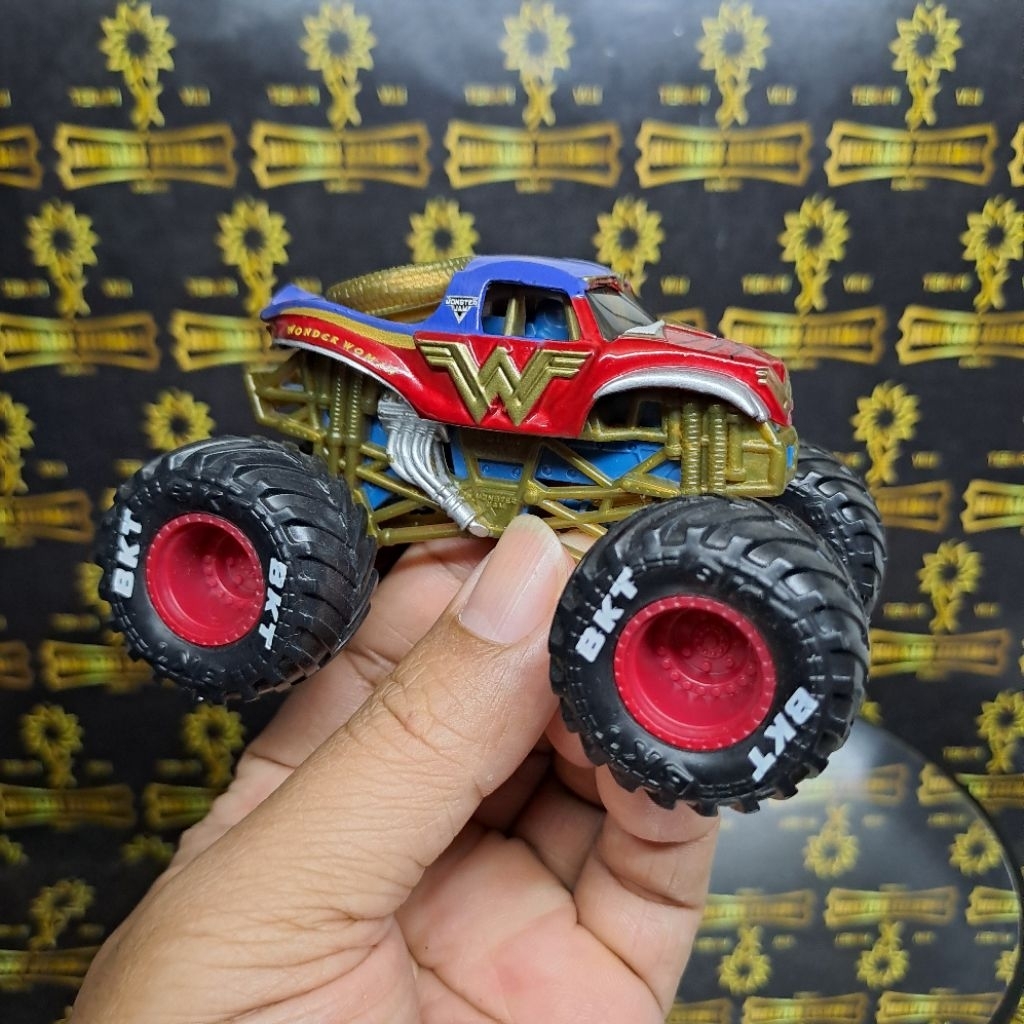 LOOSE MONSTER JAM LOOSE MONSTER JAM WONDERWOMEN MONSTER JAM 1:64 MONSTER JAM KOLPRI KONDISI 99%