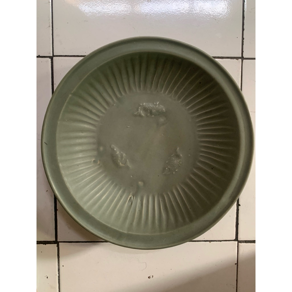 mangkok Celadon antik tiga ikan