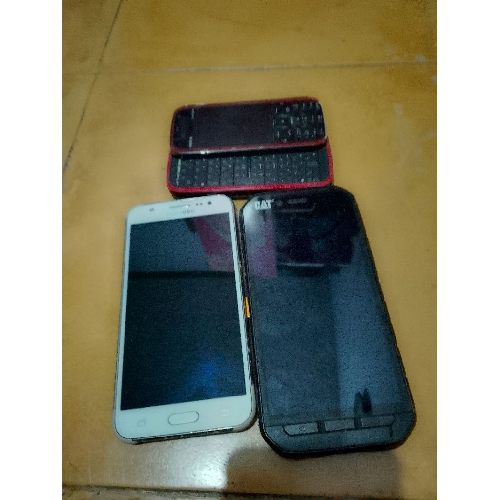 nokia 5730 xpressmusic + samsung j minus + cat s41