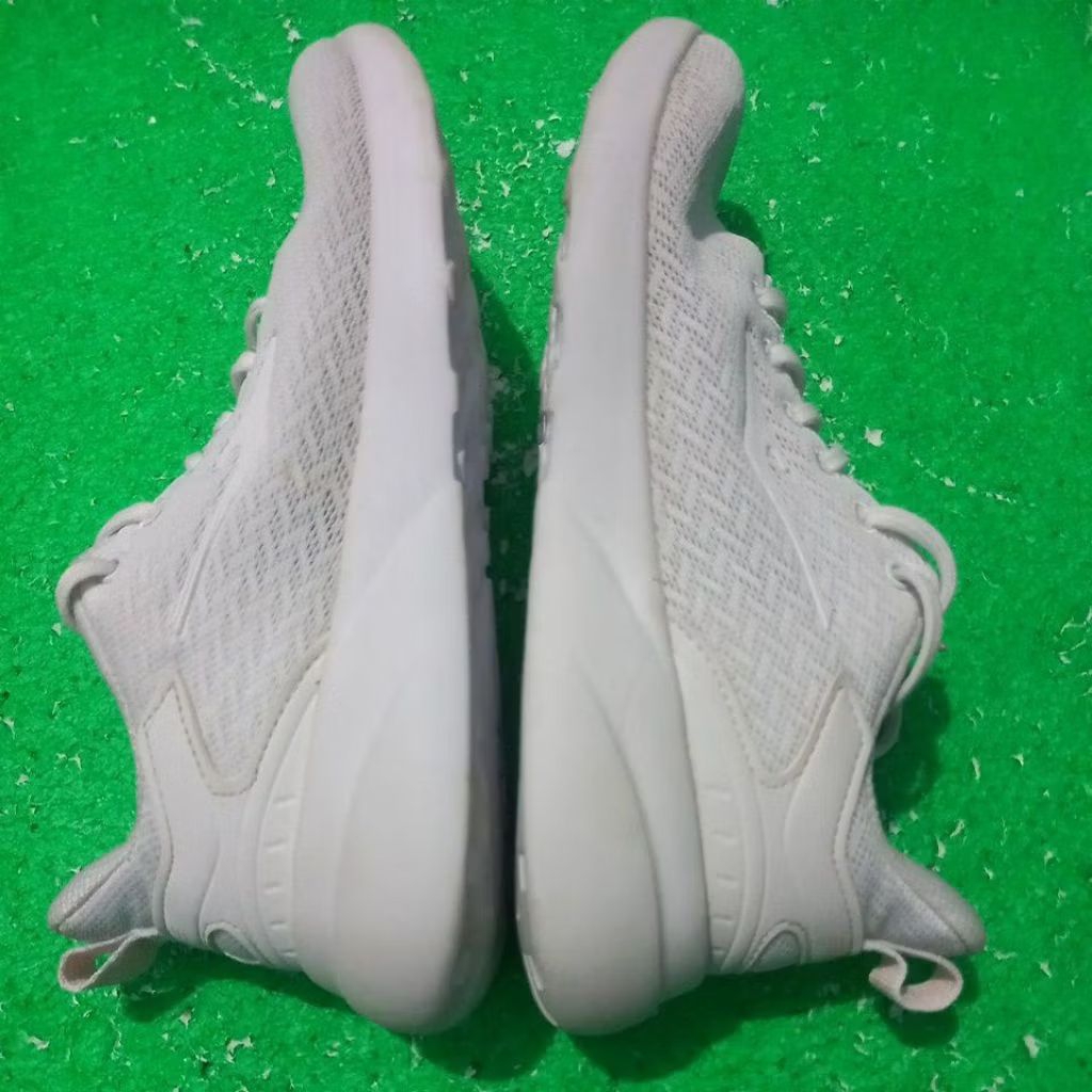 PL sepatu casual wanita putih Erke