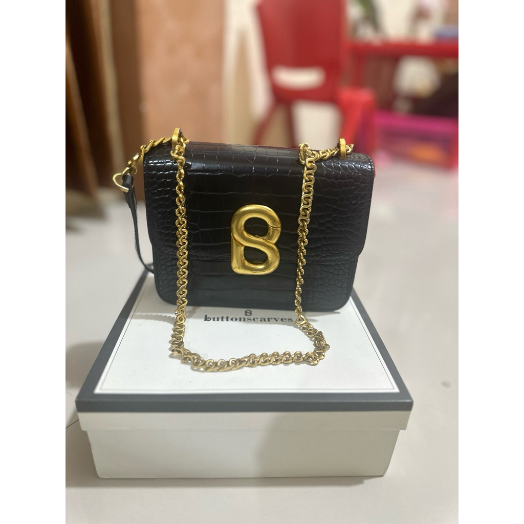 Preloved Buttonscarves audrey chain black sam, bimu phonebag, alma bag emily paris Putih