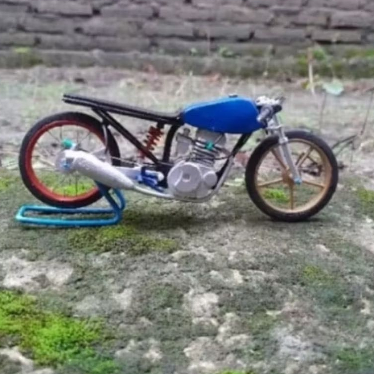 mainan miniatur motor surex Honda gl100 satu set dengan standar Paddock bisa di bongkar pasang
