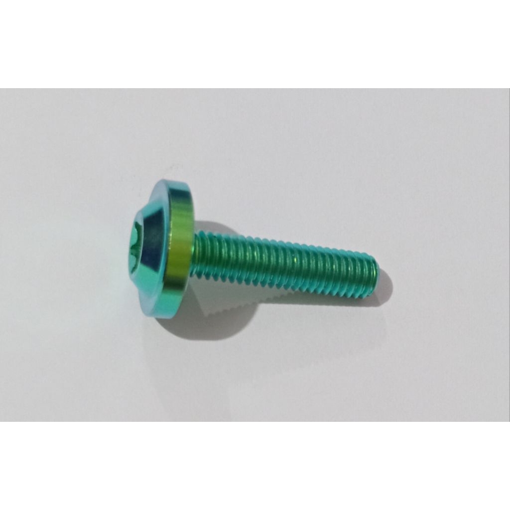 Baut 10 Titanium warna Hijau.