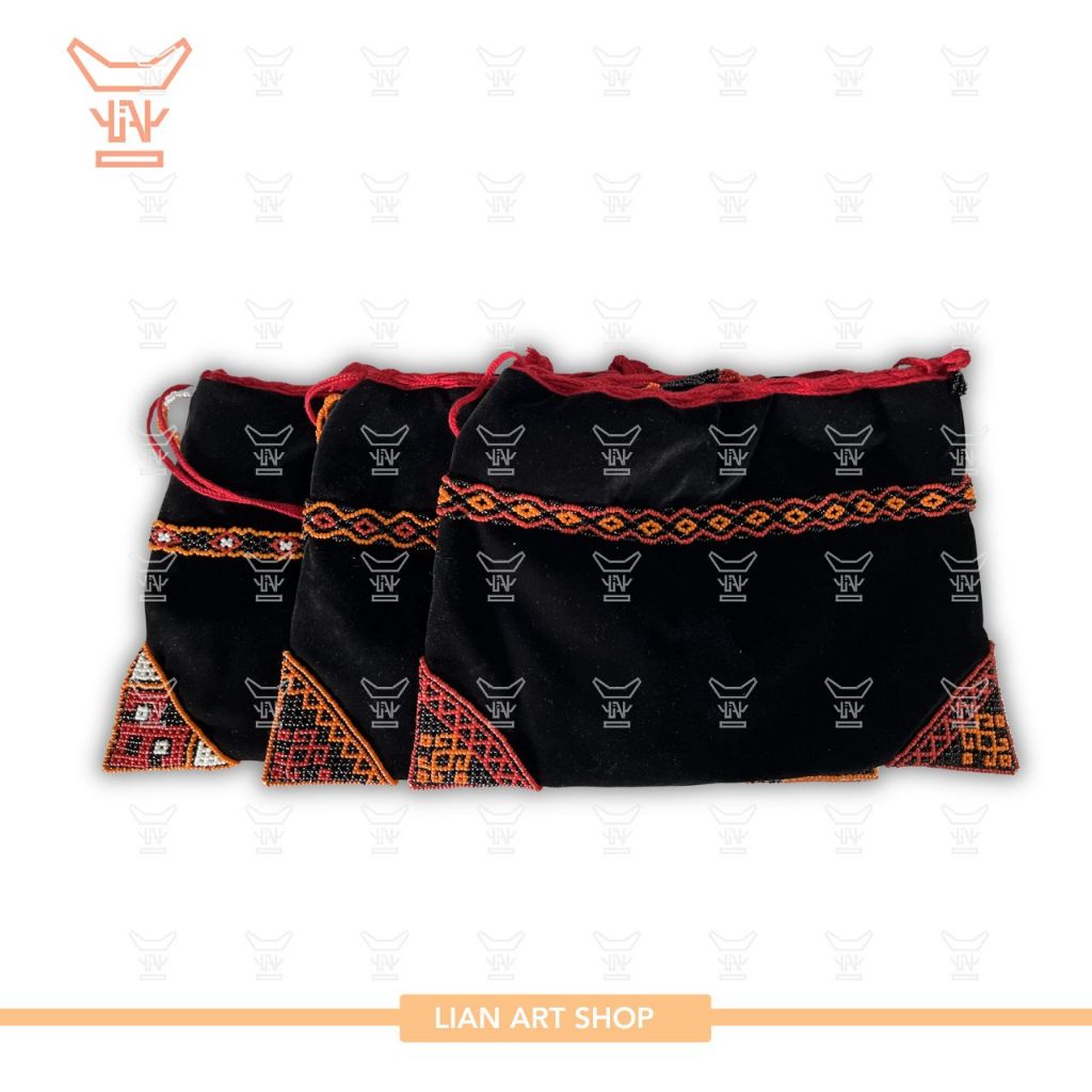 Sepu' (Tas Tradisional Toraja) dari bahan kain bludru dengan hiasan manik-manik