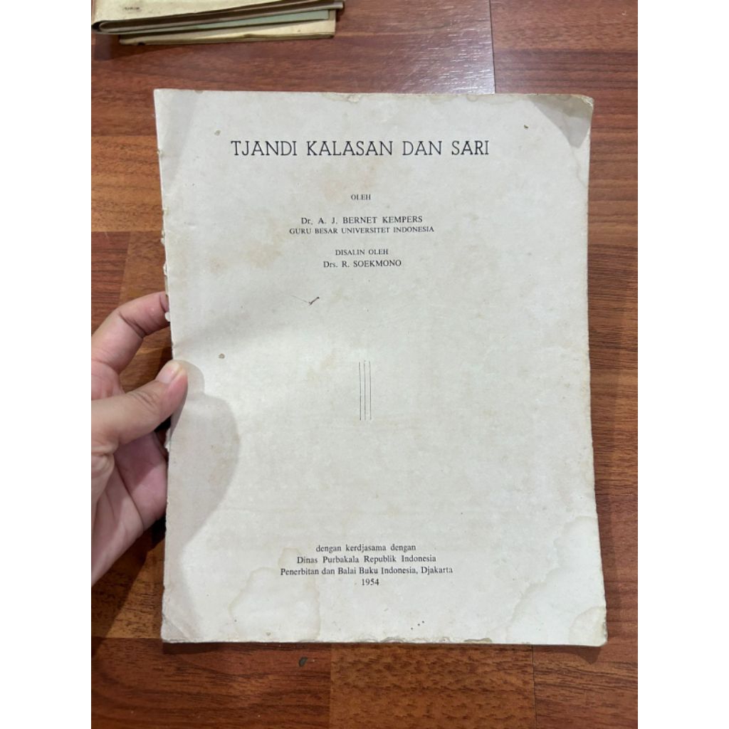 buku - TJANDI KALASAN DAN SARI
OLEH

Dr. A. J. BERNET KEMPERS GURU BESAR UNIVERSITET INDONESIA
