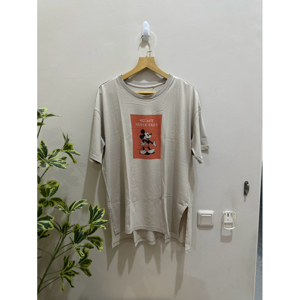 T-Shirt Kaos UT Uniqlo collab Disney Original Preloved
